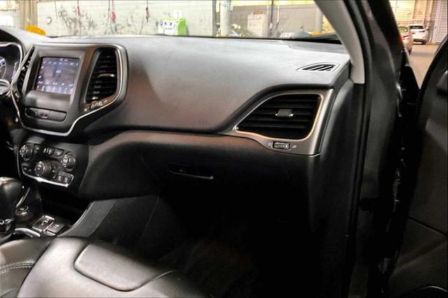 Photo of 2019 Granite Crystal Metallic Clearcoat Jeep Cherokee