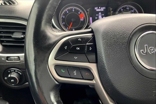 Photo of 2019 Granite Crystal Metallic Clearcoat Jeep Cherokee
