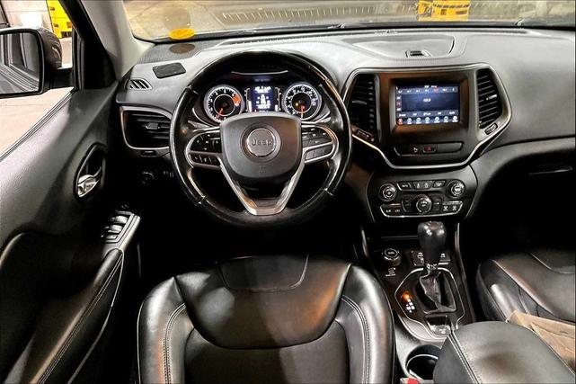 Photo of 2019 Granite Crystal Metallic Clearcoat Jeep Cherokee