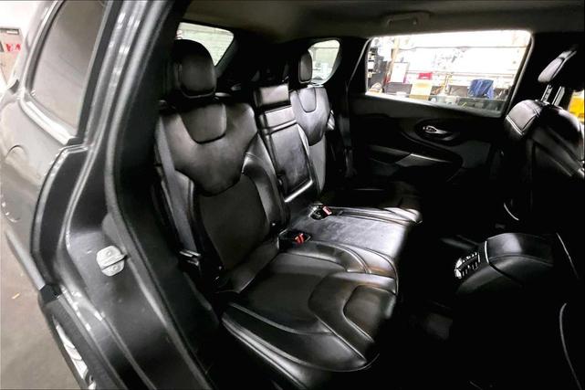 Photo of 2019 Granite Crystal Metallic Clearcoat Jeep Cherokee