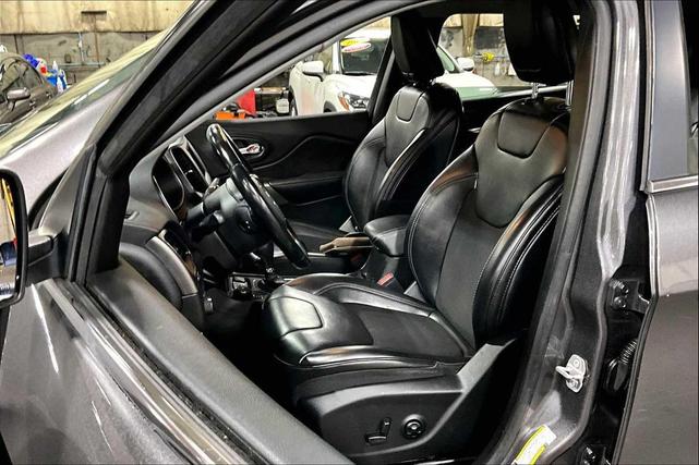 Photo of 2019 Granite Crystal Metallic Clearcoat Jeep Cherokee