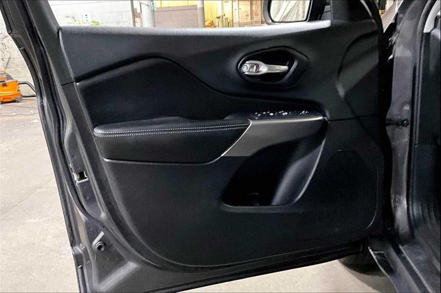 Photo of 2019 Granite Crystal Metallic Clearcoat Jeep Cherokee