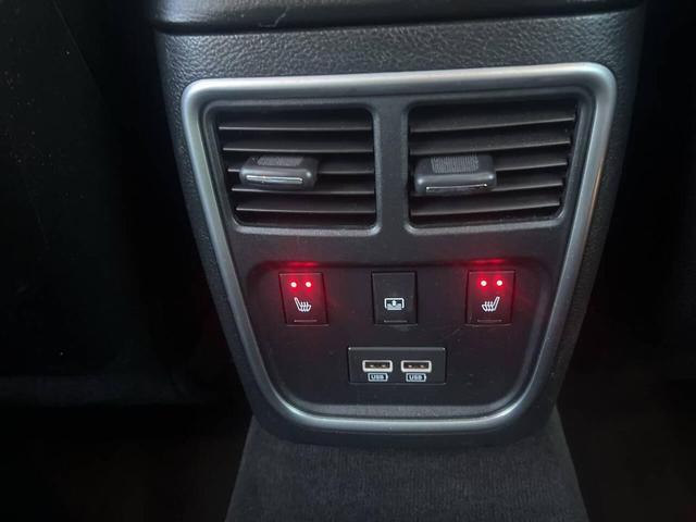 Photo of 2016 Granite Crystal Metallic Chrysler 300