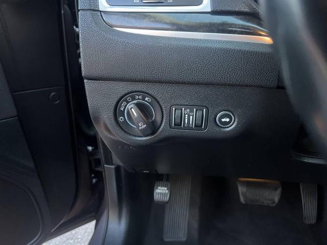 Photo of 2016 Granite Crystal Metallic Chrysler 300
