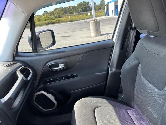 Photo of 2016 Alpine White Jeep Renegade