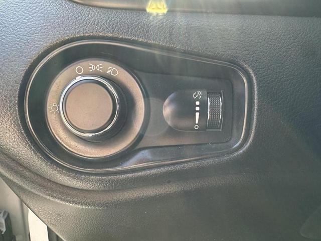 Photo of 2016 Alpine White Jeep Renegade