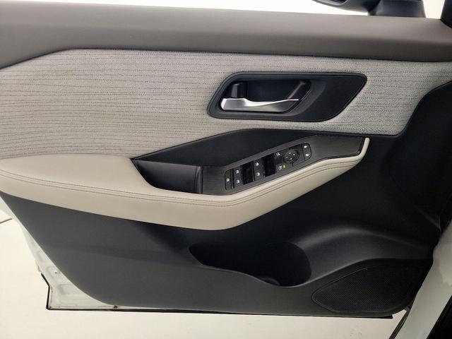 Photo of 2023 White Nissan Rogue
