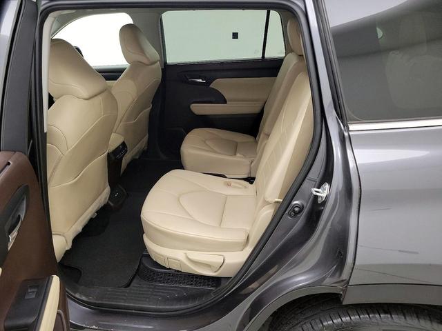 Photo of 2021 Gray Toyota Highlander Hybrid