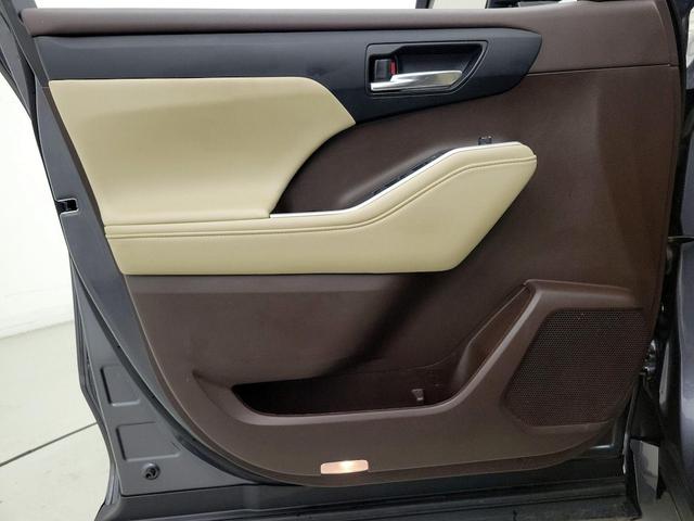 Photo of 2021 Gray Toyota Highlander Hybrid