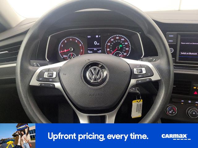 Photo of 2019 Gray Volkswagen Jetta