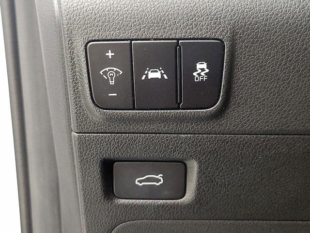 Photo of 2022 White Kia K5