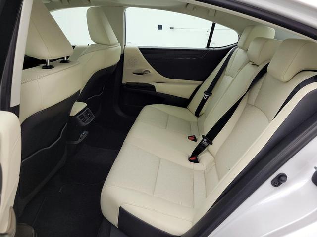 Photo of 2022 Pearl Lexus ES 350