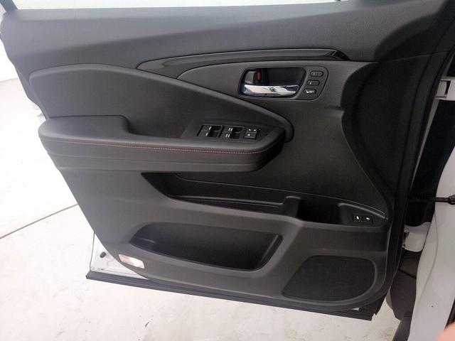 Photo of 2021 White Honda Pilot