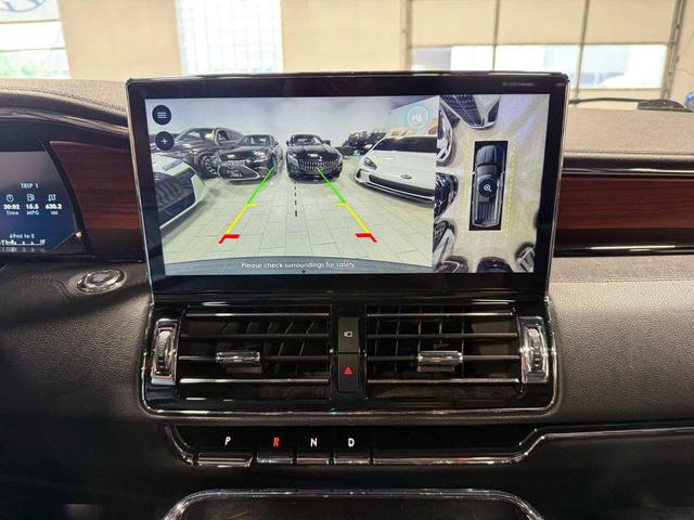 Photo of 2022 Infinite Black Metallic Clearcoat Lincoln Navigator