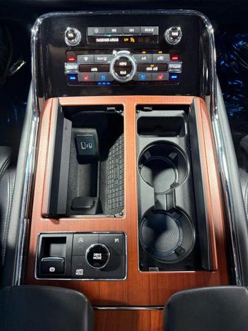 Photo of 2022 Infinite Black Metallic Clearcoat Lincoln Navigator