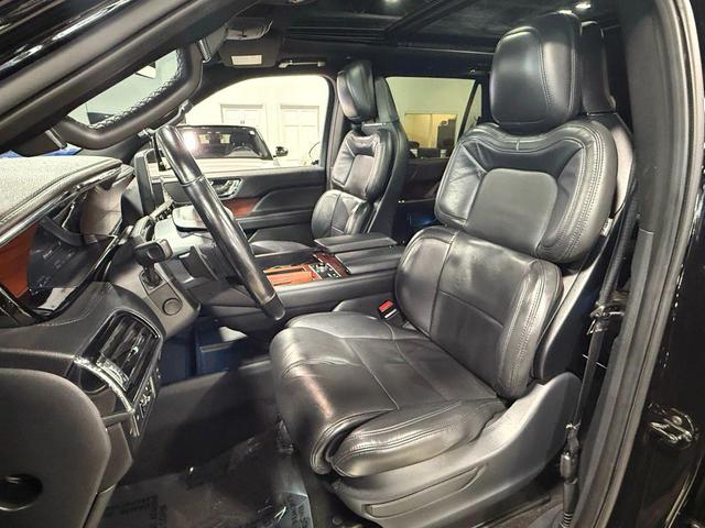 Photo of 2022 Infinite Black Metallic Clearcoat Lincoln Navigator