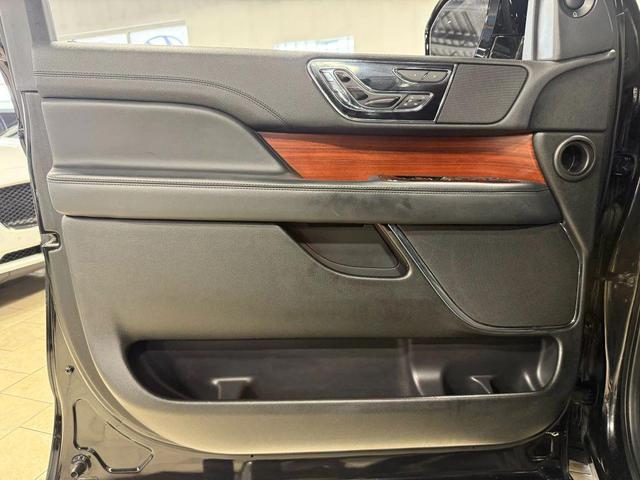 Photo of 2022 Infinite Black Metallic Clearcoat Lincoln Navigator