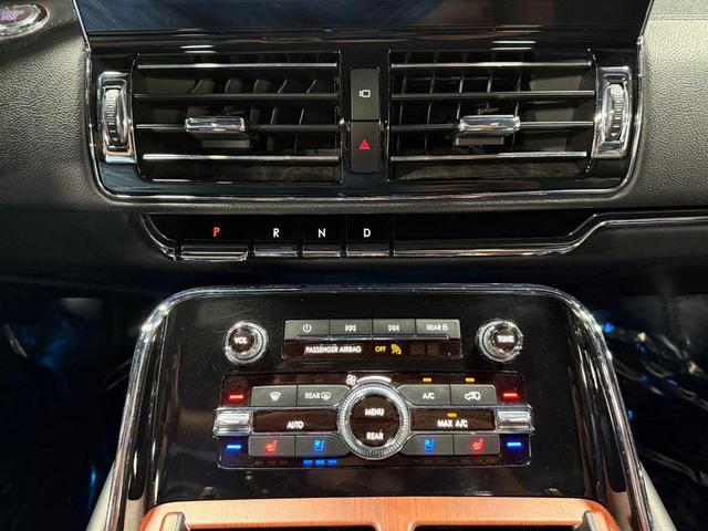 Photo of 2022 Infinite Black Metallic Clearcoat Lincoln Navigator