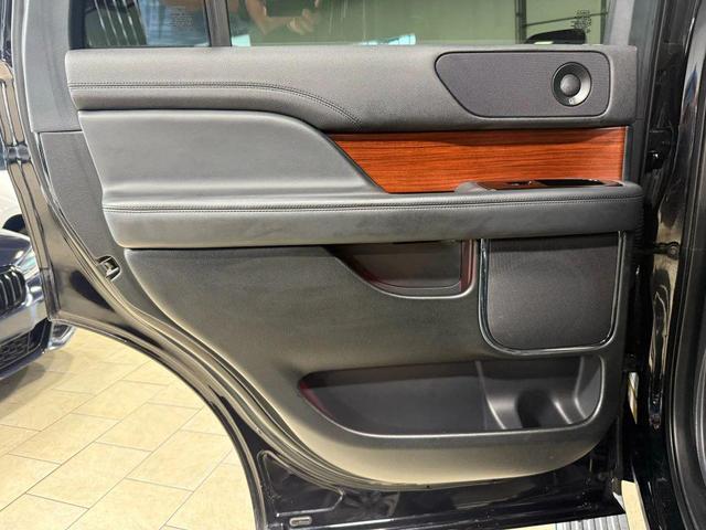 Photo of 2022 Infinite Black Metallic Clearcoat Lincoln Navigator