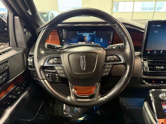 Photo of 2022 Infinite Black Metallic Clearcoat Lincoln Navigator