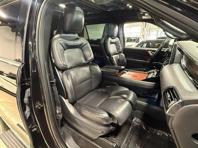 Photo of 2022 Infinite Black Metallic Clearcoat Lincoln Navigator