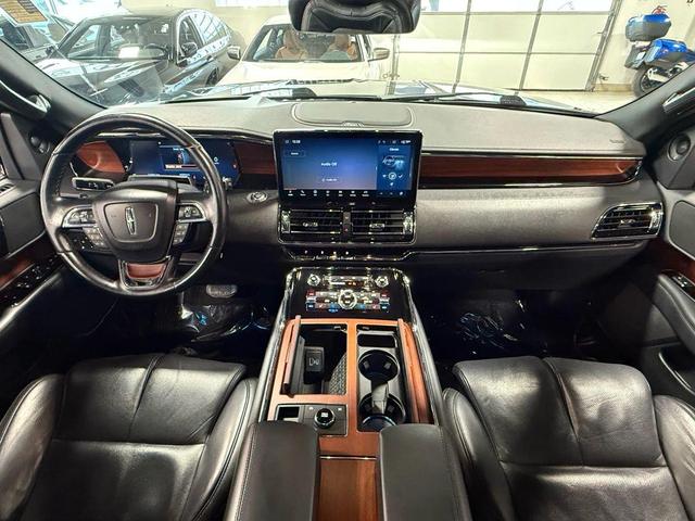Photo of 2022 Infinite Black Metallic Clearcoat Lincoln Navigator