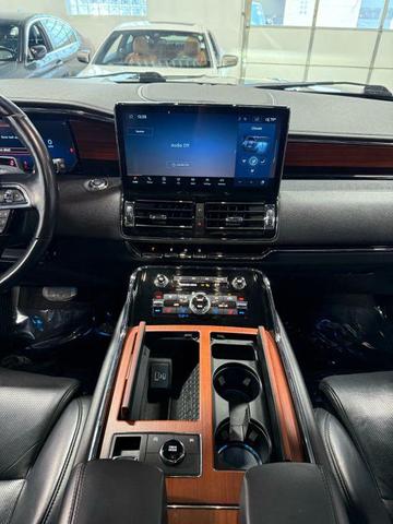 Photo of 2022 Infinite Black Metallic Clearcoat Lincoln Navigator