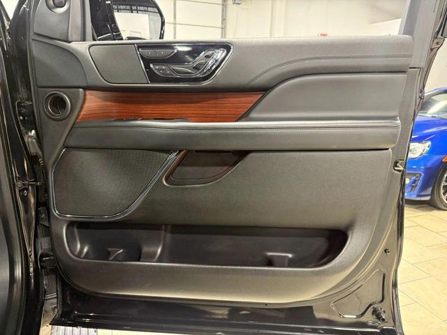 Photo of 2022 Infinite Black Metallic Clearcoat Lincoln Navigator