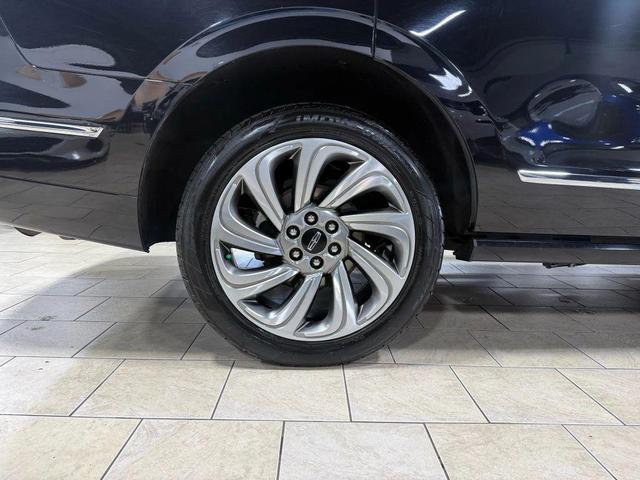 Photo of 2022 Infinite Black Metallic Clearcoat Lincoln Navigator