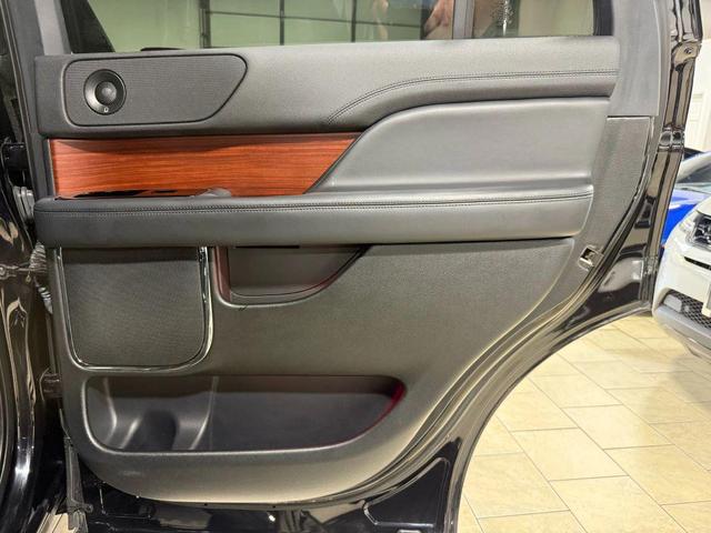Photo of 2022 Infinite Black Metallic Clearcoat Lincoln Navigator