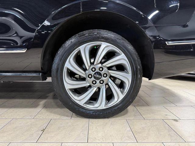 Photo of 2022 Infinite Black Metallic Clearcoat Lincoln Navigator