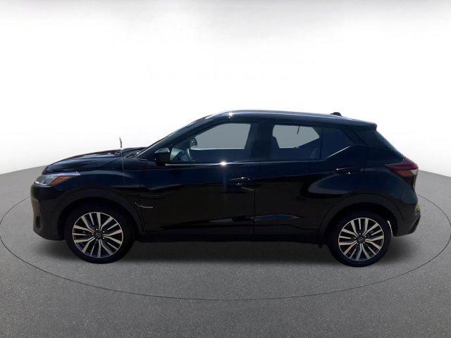 Photo of 2024 Super Black Nissan Kicks