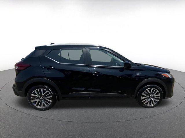 Photo of 2024 Super Black Nissan Kicks