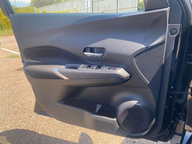 Photo of 2024 Super Black Nissan Kicks