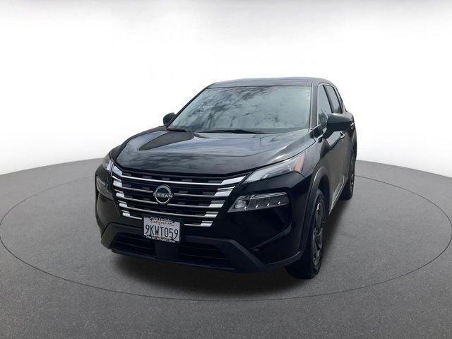 Photo of 2024 Super Black Nissan Rogue
