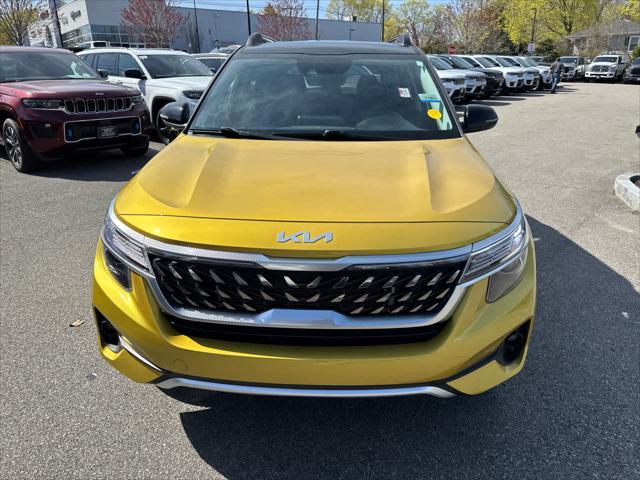 Photo of 2023 Starbright Yellow/Black Roof Kia Seltos