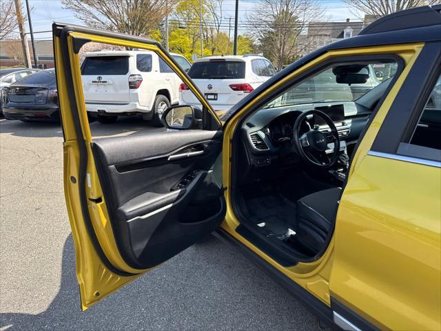Photo of 2023 Starbright Yellow/Black Roof Kia Seltos