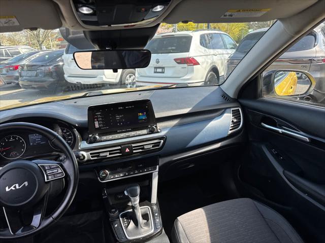 Photo of 2023 Starbright Yellow/Black Roof Kia Seltos
