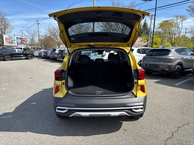 Photo of 2023 Starbright Yellow/Black Roof Kia Seltos