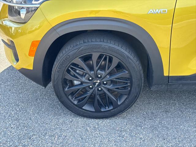 Photo of 2023 Starbright Yellow/Black Roof Kia Seltos
