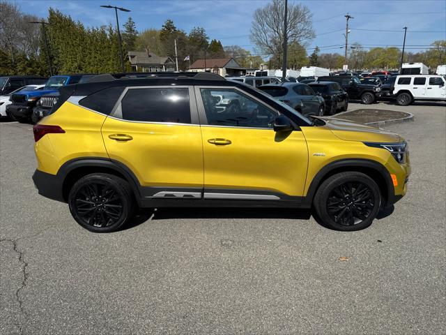 Photo of 2023 Starbright Yellow/Black Roof Kia Seltos