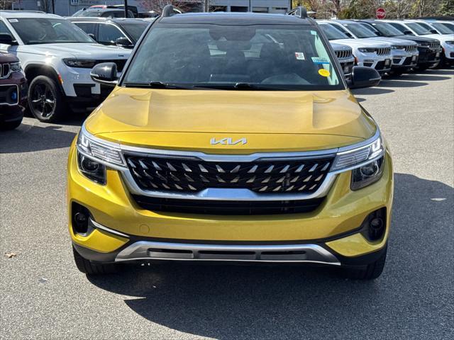 Photo of 2023 Starbright Yellow/Black Roof Kia Seltos