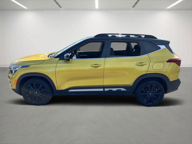 Photo of 2023 Starbright Yellow/Black Roof Kia Seltos