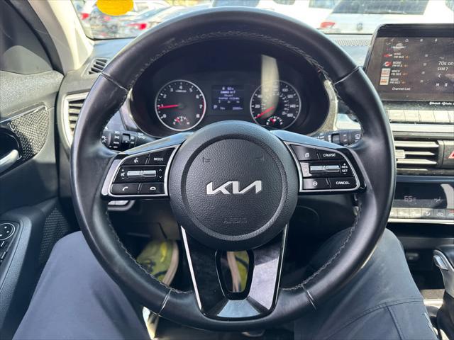 Photo of 2023 Starbright Yellow/Black Roof Kia Seltos