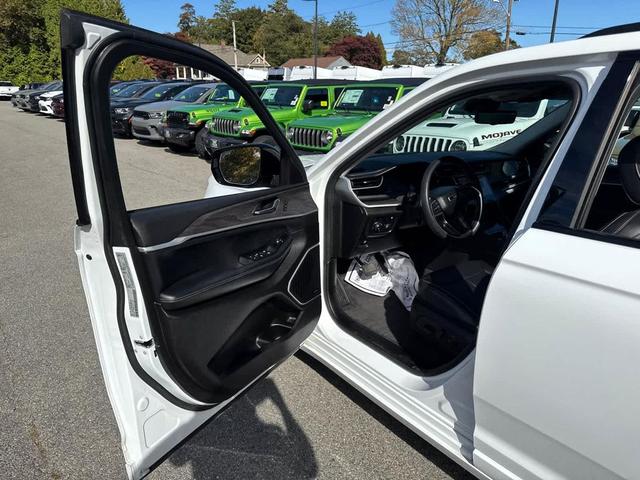 Photo of 2023 Bright White Clearcoat Jeep Grand Cherokee 4xe
