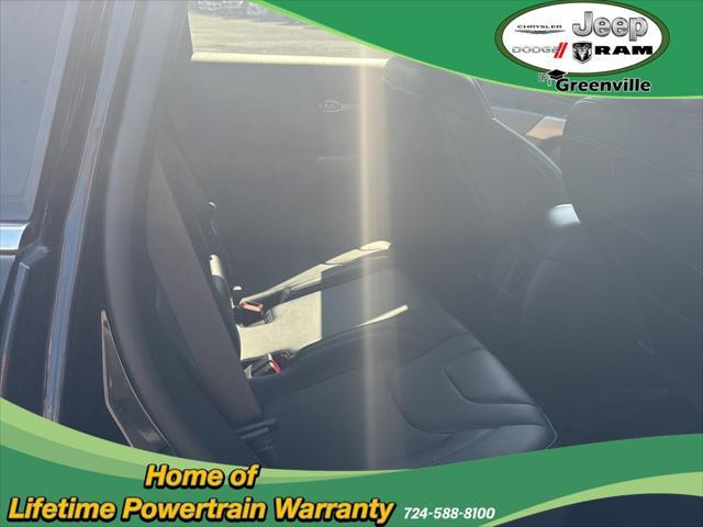 Photo of 2022 Diamond Black Crystal Pearlcoat Jeep Cherokee