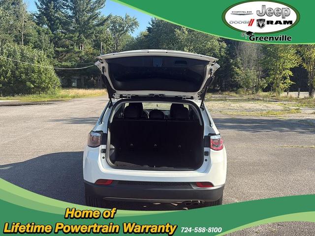 Photo of 2019 White Clearcoat Jeep Compass