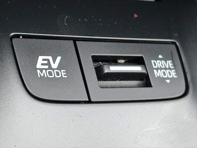 Photo of 2022 Blizzard Pearl Toyota Venza