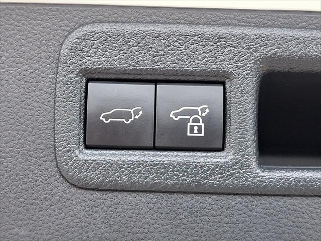 Photo of 2022 Blizzard Pearl Toyota Venza