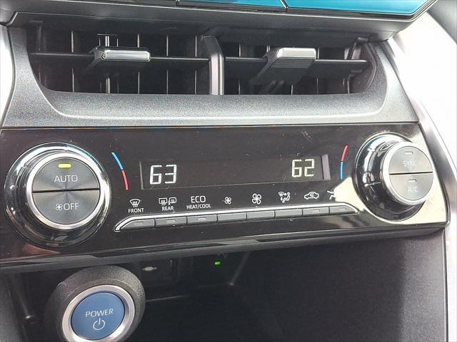 Photo of 2022 Blizzard Pearl Toyota Venza